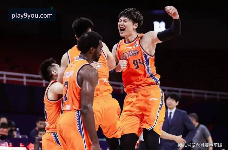 上海男篮十二连胜技术复盘：一场流畅的团队胜利解析
